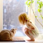 Uma garota e um gato na janela < man> damaskia nigra